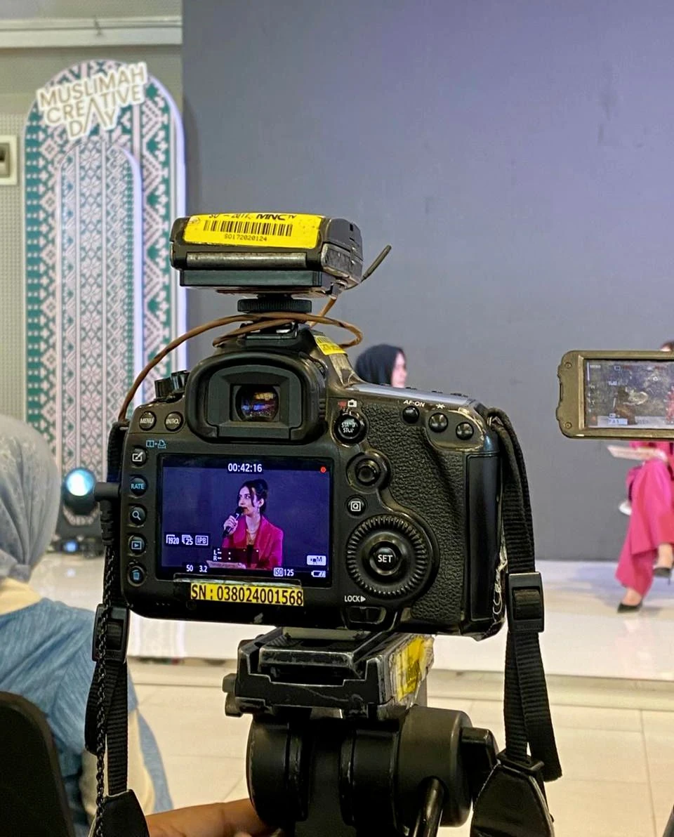 Camera monitor capturing a speaker on stage at Muslimah Creative Day